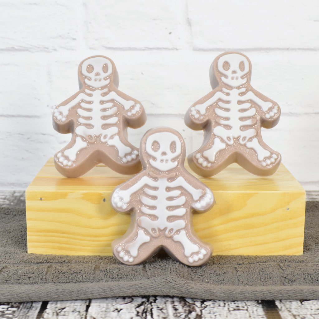 This Toy Skeleton Mold Kit Lets You Build A Sand Skeleton